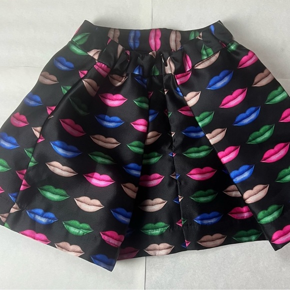 Milly Minis pleated puffy satin black skirt w multicolor lips all over - Picture 2 of 3